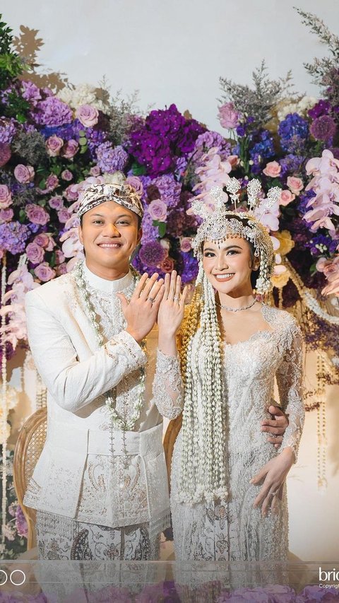 Portrait of Rizky Febian and Mahalini's Marriage Ceremony, Sat Set during the Marriage Vows