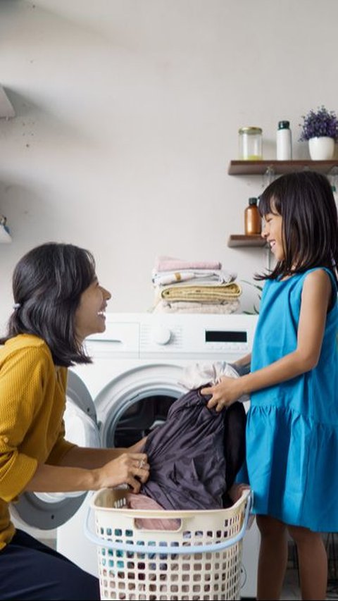 Trik Psikologi Biar Anak Terbiasa Berinisiatif Bersihkan Rumah, Coba Bun!
