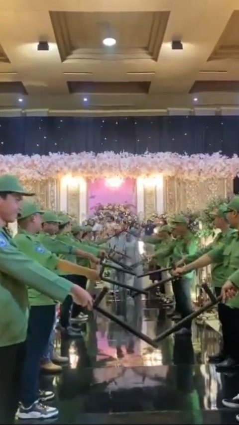 Not a Useless Sword, Funny Action of Hansip Conducting Pora Beating Ceremony at a Wedding, Netizens: Feels Like Guarding a Thief!