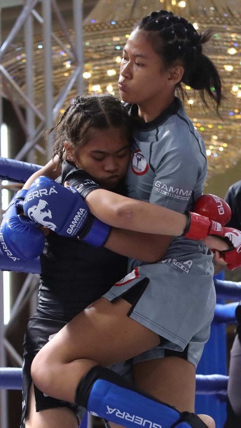 FOTO: Aksi Petarung Muda Bertanding dalam Kejurnas MMA U-18 di Jakarta