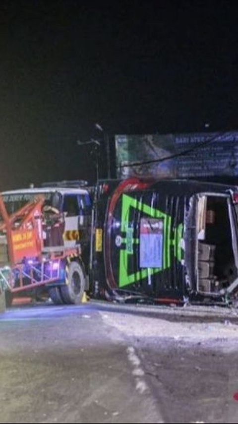 Bus SMK Lingga Kencana yang Kecelakaan di Ciater Bawa 61 Penumpang