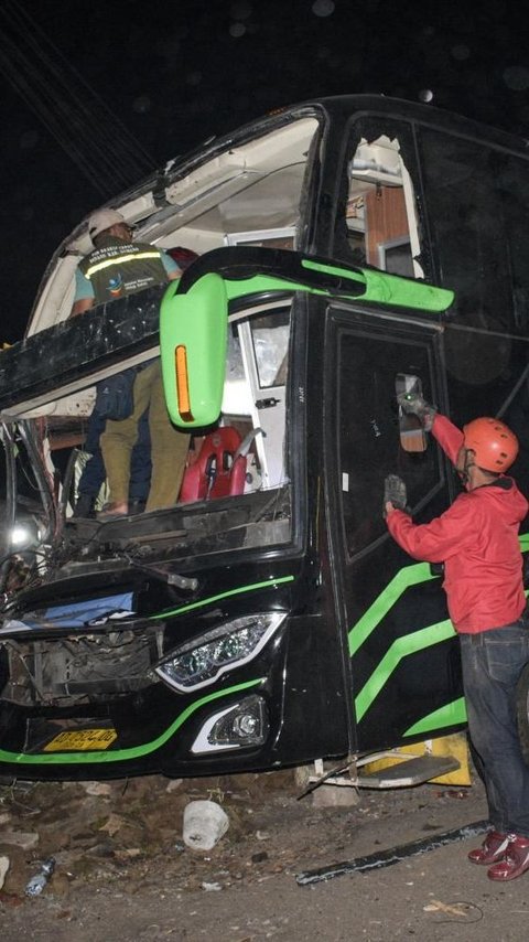 FOTO: Kondisi Bus Rombongan Siswa SMK Lingga Kencana Depok yang Terguling di Ciater, Sisi Kanan Ringsek Parah