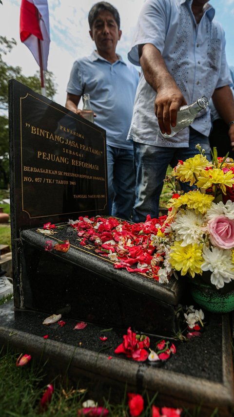 FOTO: Memperingati Tragedi 12 Mei 1998, Laskar Trisakti 08 Ziarah Makam Pejuang Reformasi
