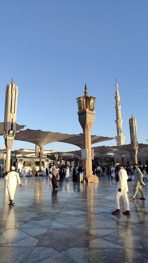 Jemaah Haji Diminta Pakai Sandal Saat Ibadah di Masjid Nabawi