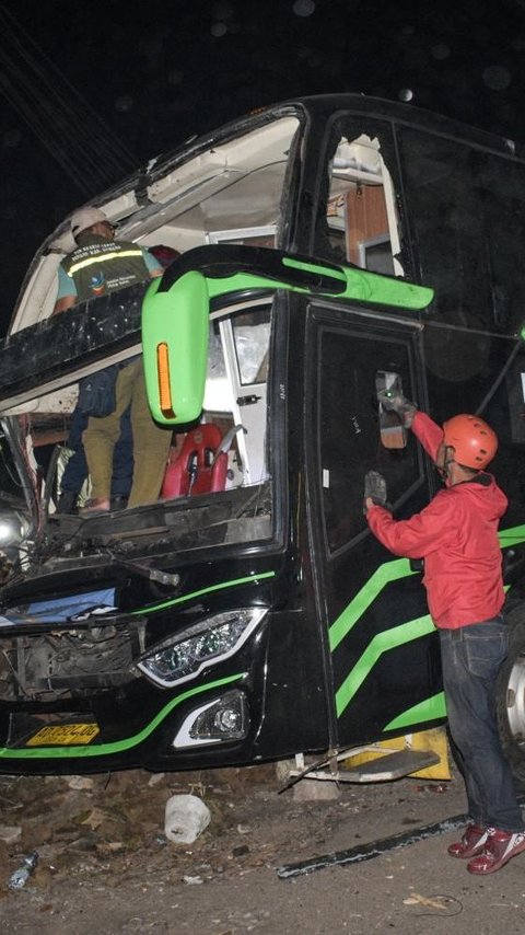 Bus SMK Lingga Kencana Depok Kecelakaan di Ciater