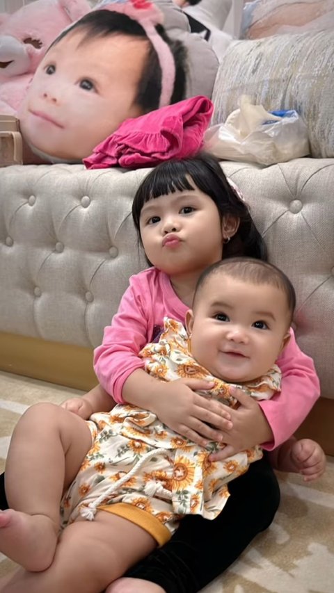 Cute! Foto-foto Terbaru Kebersamaan Ameena & Azura Anak Aurel Hermansyah, Makin Gemesin