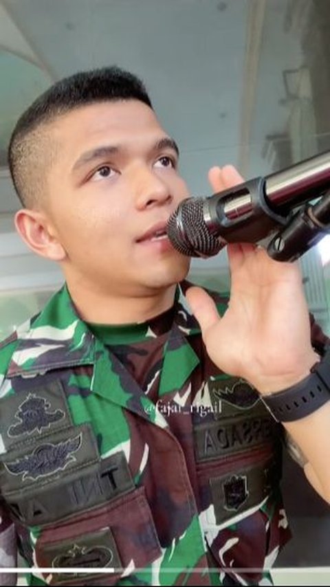 Gagah dan Ganteng, Prajurit TNI AD Ini Melantunkan Sholawat Tarhim Bikin Merinding