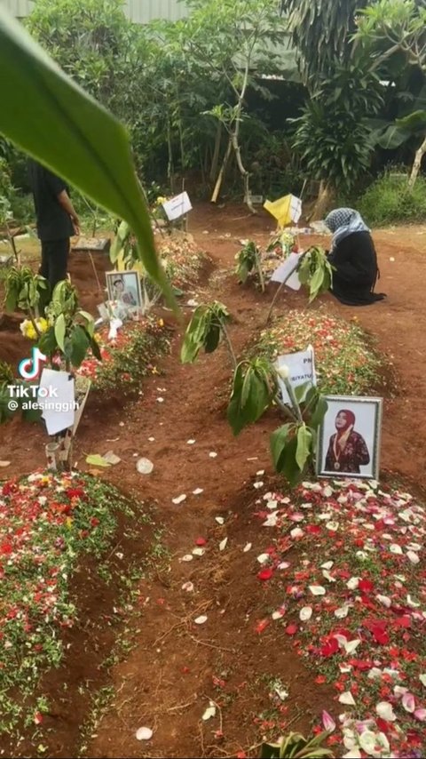 Pilu Pemakaman Jenazah Siswa dan Guru Korban Kecelakaan Bus SMK Lingga Kencana Depok yang Berdekatan