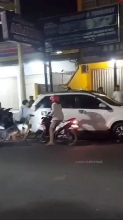 Attacked by the Masses for Being Caught in an Affair, Xenia Driver in Jember Flees and Hits and Drags a Police Motorcycle
