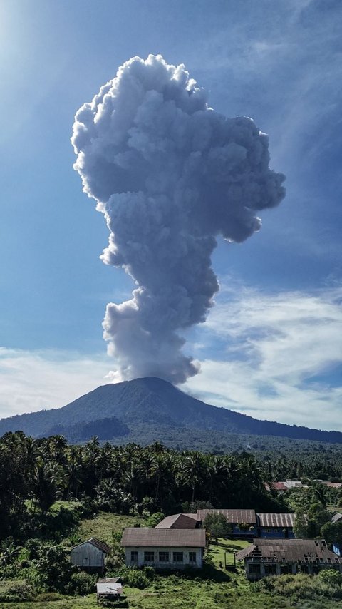 FOTO: Penampakan Gunung Ibu di Maluku Kembali Meletus Semburkan Abu Setinggi 5.000 Meter ke Angkasa