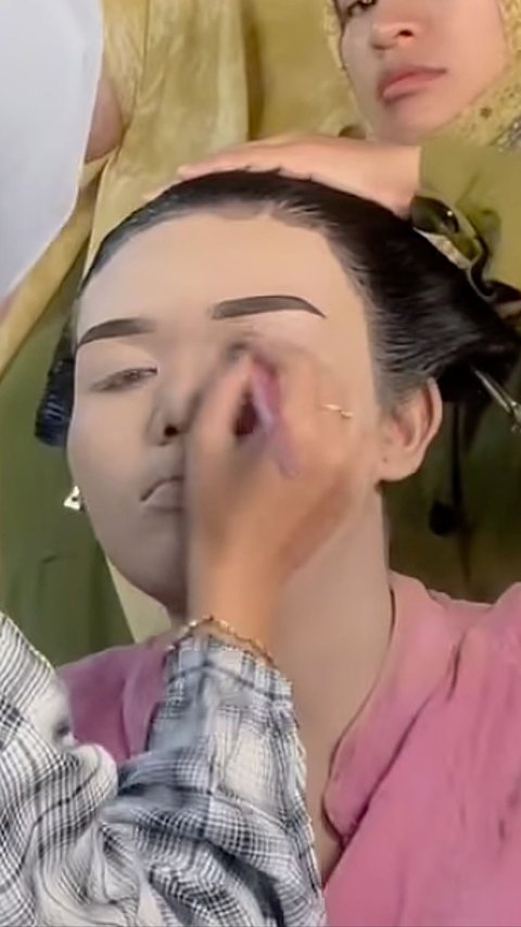 Special Needs Bride's Makeup Artist's Transformation Makes Guests Cry