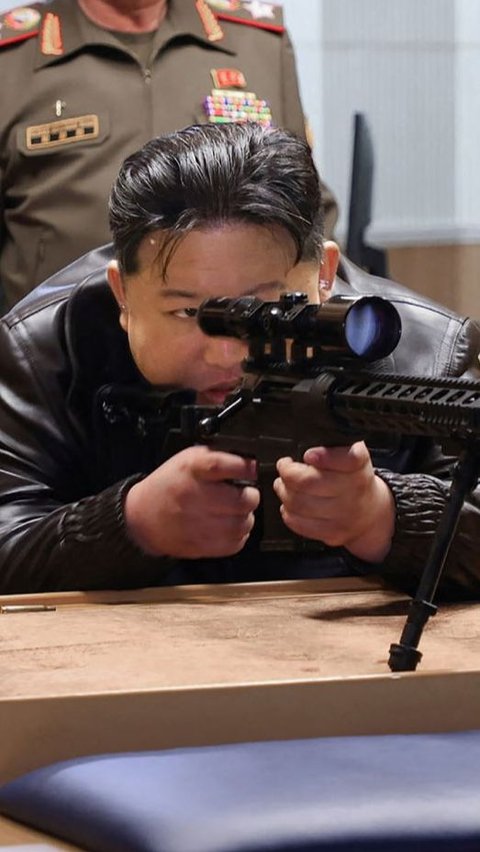 FOTO: Bak Penembak Jitu, Ini Momen Kim Jong-un Jajal Senapan Sniper Buatan Korea Utara