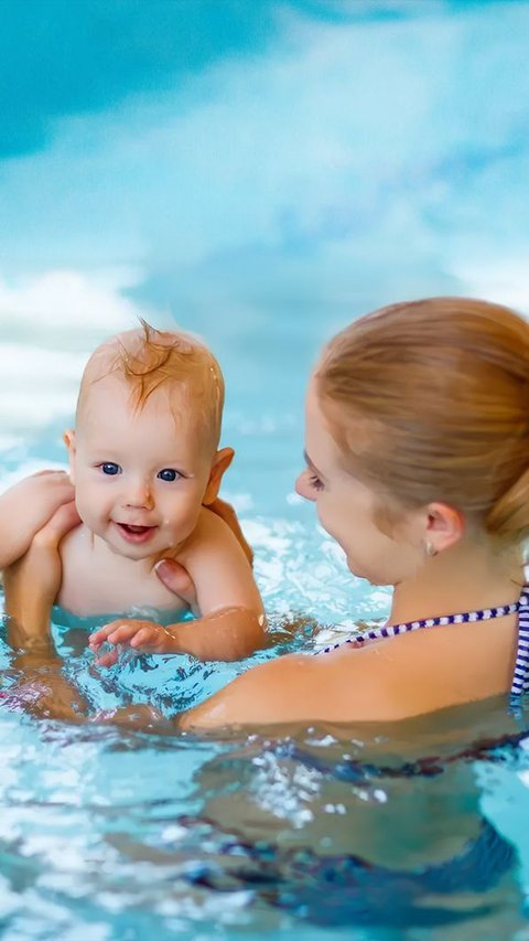 8 Manfaat Renang untuk Bayi, Berikut Tips Aman saat Berlatih