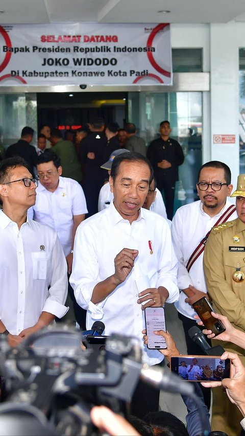 Viral Man Sneaks in While Shouting During Jokowi's Press Conference in Konawe: 'My Salary has been Withheld by the State for 6 Years'