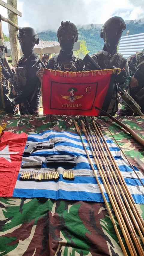 VIDEO: TNI Marah OPM Siksa Kepala Kampung di Papua, Dipukul & Ditendang Tanpa Ampun