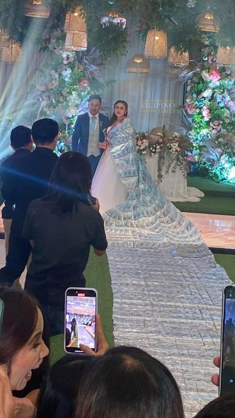 Viral Pengantin Pria Beri Kejutan Karpet Uang Ratusan Juta untuk Istrinya di Hari Pernikahan, Penampakannya Bikin Melongo!