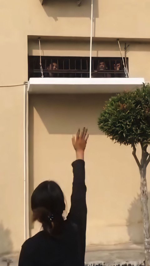 Touching Moment of a Girl Saying Goodbye to Her Imprisoned Boyfriend Ends up Making People Laugh Because of a Citizen's Remark +62