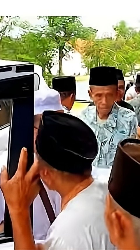 Meriah, Dijemput 60 Mobil Sampai Dikawal Polisi Momen Kades Pulang dari Umroh