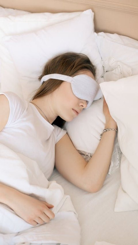 How to Sleep Faster at Night: 8 Tips and 6 Foods to Aid Sleep