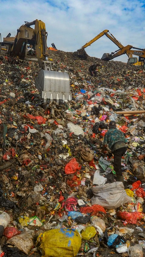 FOTO: TPA Cipatung Dibuka Kembali Usai 2 Hari Ditutup karena Gunungan Sampah Longsor