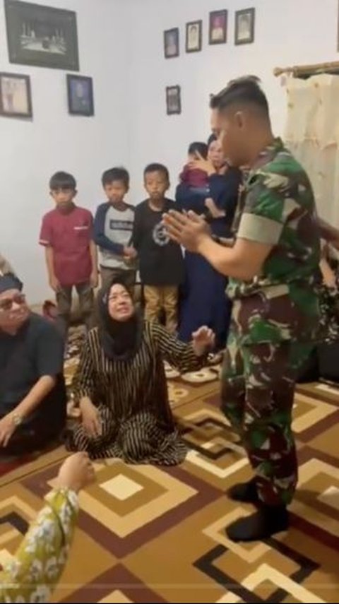 Wajah Tegar Prajurit TNI Pulang ke Rumah Melihat Ayahnya Meninggal Dunia, Momennya Terasa Pilu