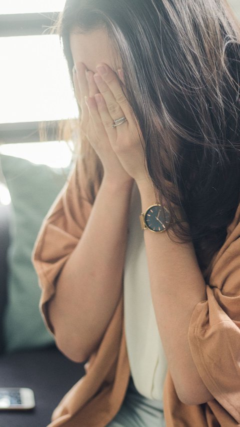 6 Tips Mengatasi Patah Hati Menurut  Psikolog, Kelola Pikiran Negatif