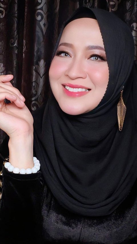 Stand Out with an All-Pink Makeup Look, Okie Agustina Is Praised for Resembling an Arab Beauty