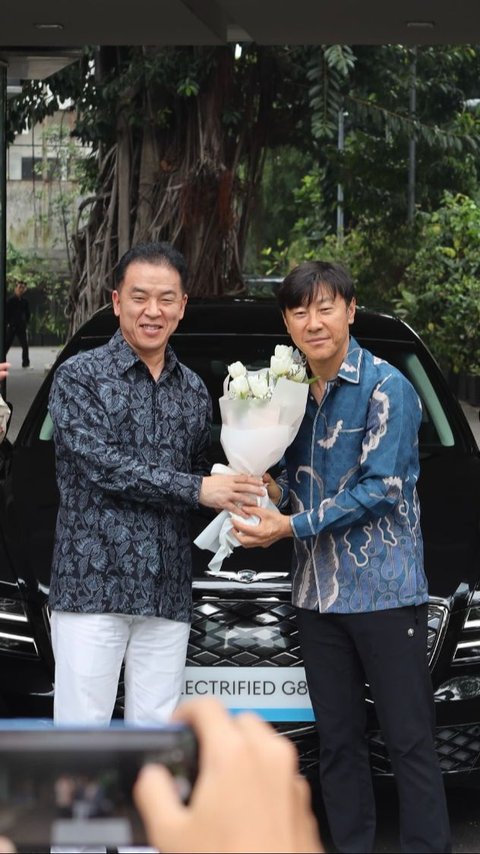 Shin Tae Yong Dapat Hadiah Mobil Listrik Mewah Genesis G80, Segini Harganya