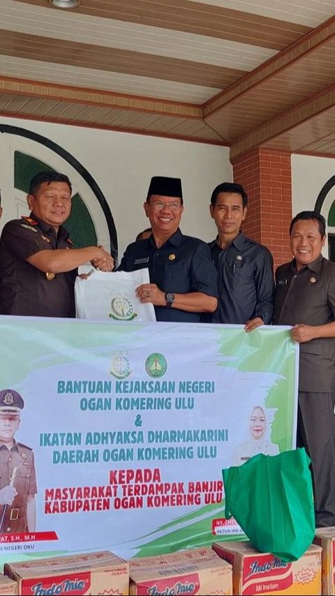 Kajari Ogan Komering Ulu Salurkan Bantuan Pokok ke Korban Banjir Sumsel