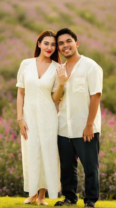 Potret Romantis Thariq Halilintar Lamar Aaliyah Massaid, Sampai Berlutut saat Beri Cincin