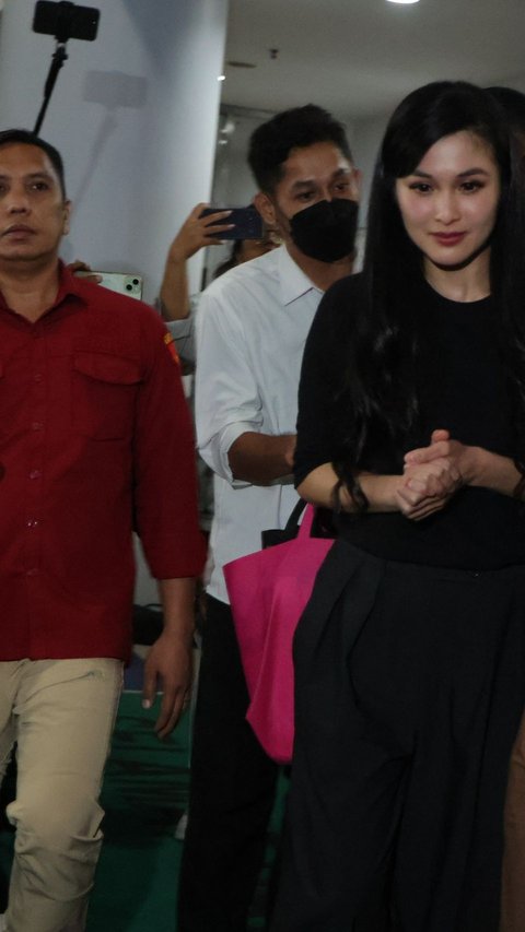 Sandra Dewi Tertunduk Usai Diperiksa Selama 10 Jam di Kejagung