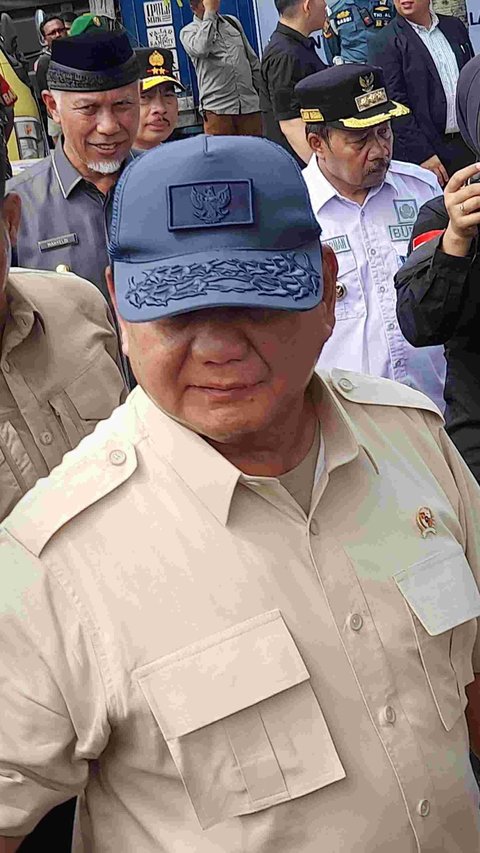 Prabowo Serahkan Bantuan untuk Korban Banjir Bandang Marapi