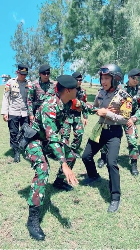 Kaget, Prajurit TNI Ini Mendadak Hentikan Langkah Pak Bhabin saat akan Berkunjung ke Perbatasan Timor Leste ‘Awas, Ada Ranjau Darat’
