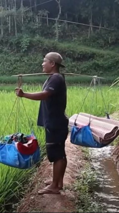 Marak Penjual Online, Pria Ini Rela Keliling Pelosok Kampung Jualan Tikar dan Topi