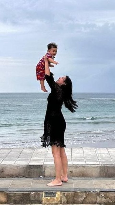Gugat Cerai Aditya Zoni, Ini Foto Yasmine Ow Mengasuh Baby Zayn Enver yang Tampan dan Berwajah Bule