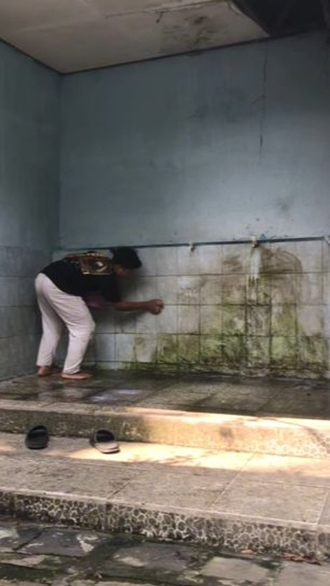 Cita-Citanya Mulia, Begini Kisah Pemuda di Sukabumi Keliling Kampung untuk Bersihkan Masjid secara Sukarela