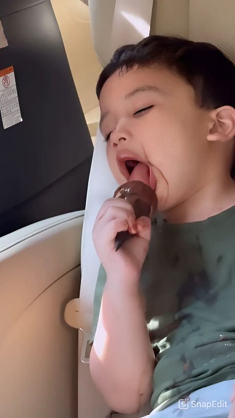 Making Angry, Son of Zaskia Sungkar Sleeping While Eating Ice Cream