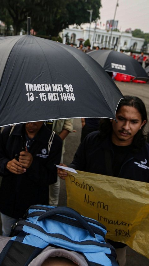 FOTO: Aksi Kamisan ke-815 Peringati 26 tahun Tragedi Mei 1998 di Seberang Istana Merdeka