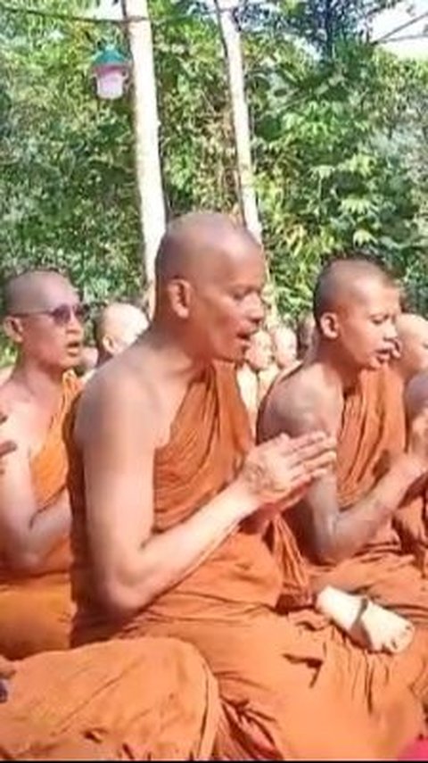 Momen Bhikkhu Thudong Bertemu Cucu Jenderal Gatot Subroto Saat Tiba di Semarang