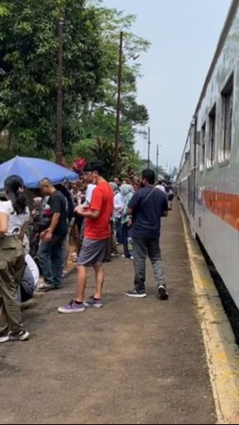 Bak Nostalgia, Begini Momen Penumpang Turun Beli Jajan saat Kereta Berhenti di Stasiun Kecil Pedalaman