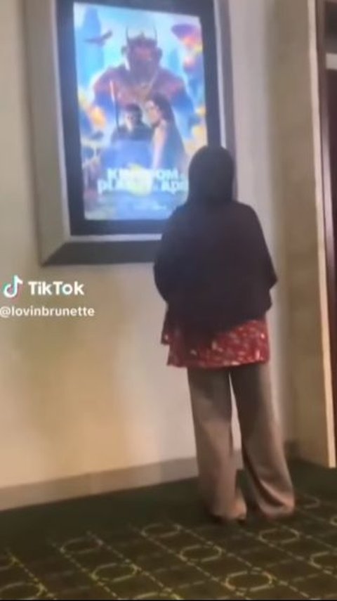 Viral Wanita Tertawakan Ibu yang Sedang Lihat Poster Film di Bioskop, Berujung Dipecat Tempat Kerjanya