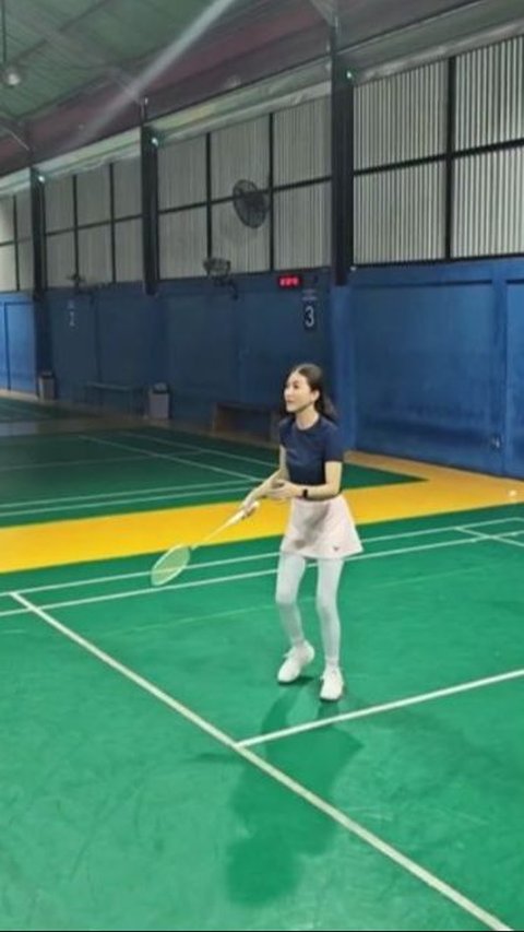 Portrait of Sarwendah Practicing Badminton Accompanied by Her Younger Sister, Her Laughter is Unrestrained