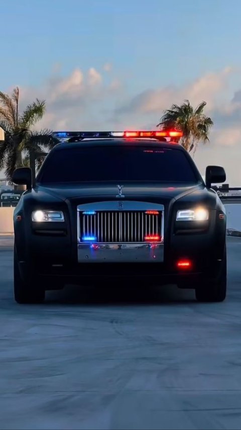 Wow! Miami Beach Police Dept. Use Rolls Royce As Patrol Cars!