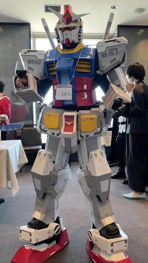 Man Asked to Wear Suit to a Wedding...Dressed Up as 'Mobile Suit Gundam' Instead