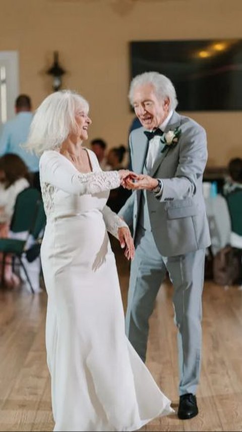88-year-old Grandma Finally Marries Her First Love 50 Years Apart