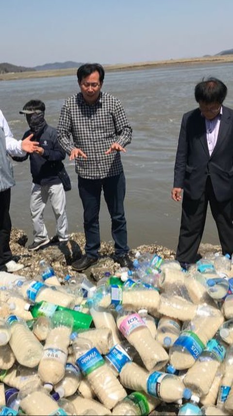 Volunteers in South Korea Throw Rice-Filled Bottles Toward North Korea to Help the Hungry
