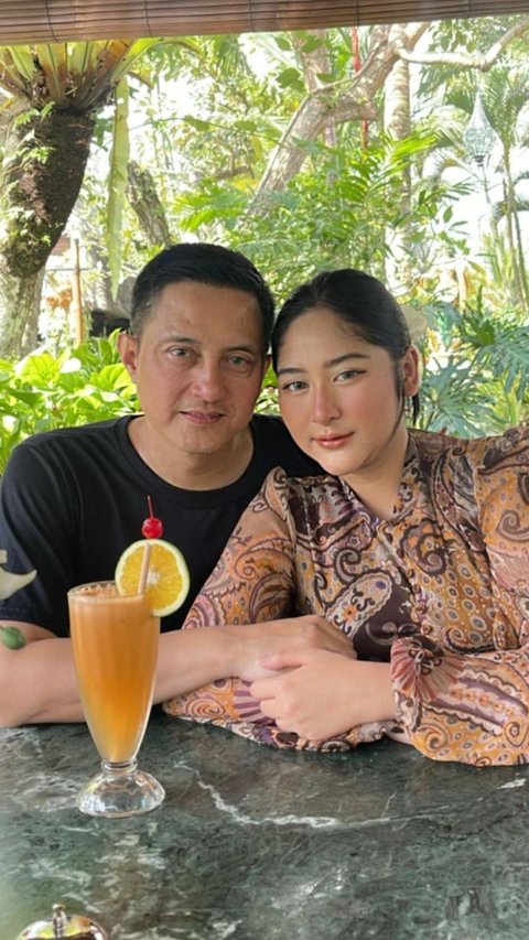 Romantis Abis, Berikut Ini Beberapa Foto Ricky Subagja Saat Rayakan Ulang Tahun Istri yang 26 Tahun Lebih Muda