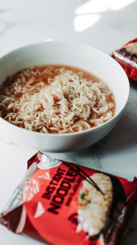 5 Dangers If You Eat Too Much Instant Noodles!