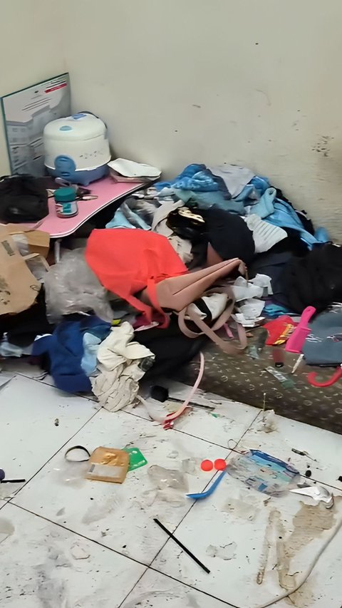 Penghuninya Mahasiswi Cantik Tapi Kamar Kontrakannya bak TPA: Sampah dan Baju Menyatu di Kasur, Cucian Kotor Numpuk dekat WC Jongkok