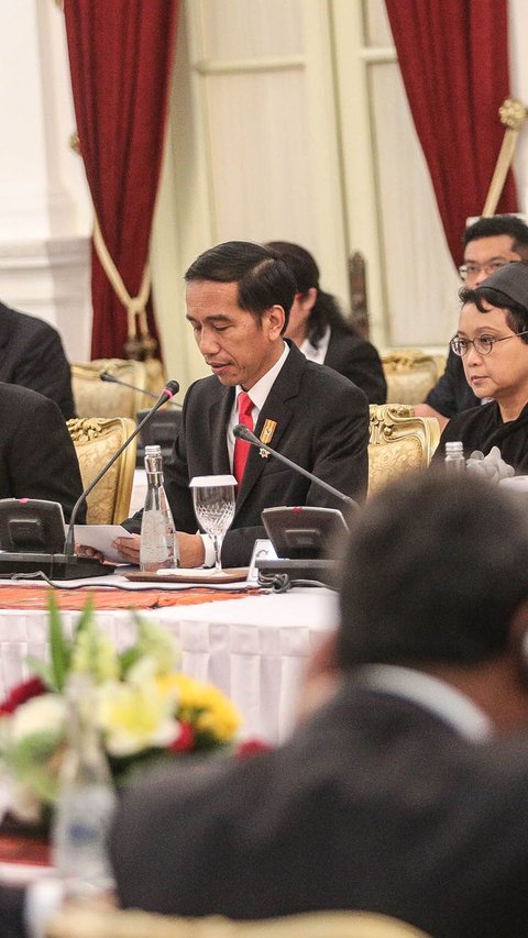 Arahan Jokowi: Semua Pihak Harus Bekerja 24 Jam Selesaikan 26.000 Kontainer yang Tertahan di Tanjung Priok dan Tanjung Perak